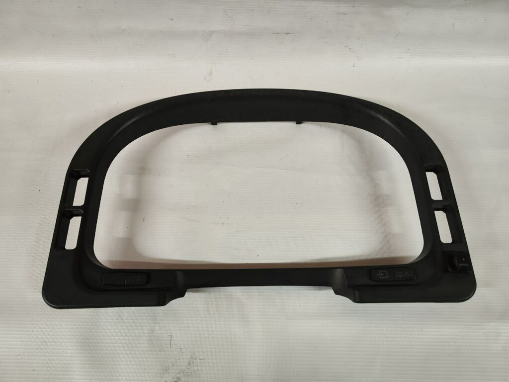 накладка щитка приборов б/у \ сломано одно крепление , сломаны направляющие